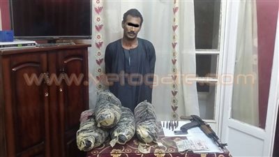 بالصور.. ضبط هارب من أحكام بحوزته بانجو وسلاح في أسوان