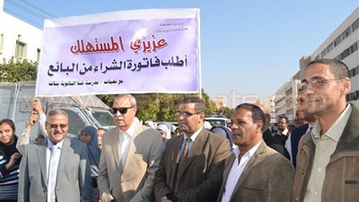 بالصور.. محافظ قنا يطلق مسيرة حماية المستهلك