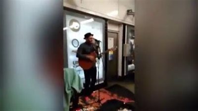 بالفيديو.. فرقة موسيقية تحول محطة مترو لحلبة رقص