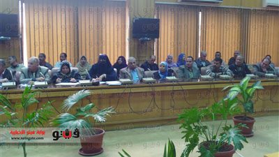 بالصور.. العاملون بالري يطالبون الوزير بالمساواة