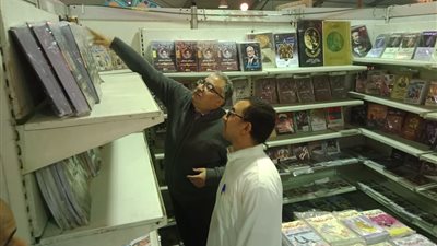 إبراهيم عيسى يتفقد أجنحة معرض الكتاب بالشيخ زايد (صور)