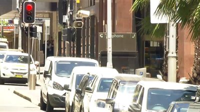 بالصور.. احتجاز 40 رهينة بمقهى وسط «سيدني».. الإرهابيون يرفعون راية داعش.. إغلاق البنك المركزى.. أمريكا تقرر إخلاء قنصليتها وتطالب رعاياها بالحذر.. ورئيس وزراء أستراليا يرجح: دوافع سياسية ور