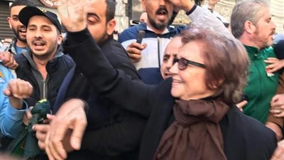 جميلة بوحريد و«بن فليس».. رفاق بوتفليقة يتظاهرون ضد ترشحه (فيديو)