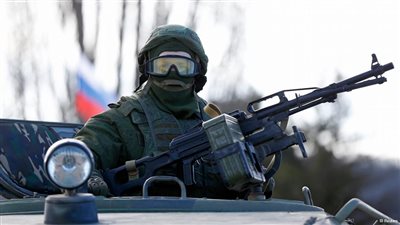 تدفق الجنود الروس إلى القرم.. والروبل يهوي