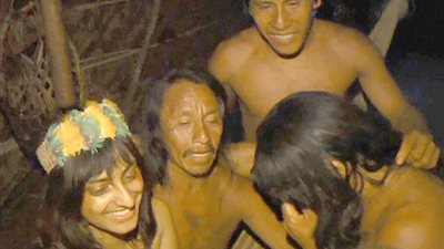 بالصور.. قبيلة عراة تجبر مخرجة سينمائية على الزواج منهم