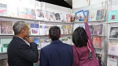 17 صورة ترصد إقبال أهالي قنا على معرض الكتاب الثاني بنادي الفتيات