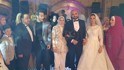 حمادة هلال يلبي طلب معجبة ويغني في حفل زفافها (صور)