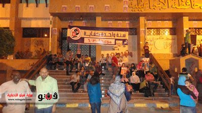 بالصور.. متظاهرو الإسماعيلية يحتفلون بحكم «وادي النطرون» على أنغام السمسمية