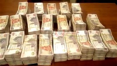 ضبط سعودية حاولت تهريب 2 مليون داخل مناشف بمطار القاهرة (صور)