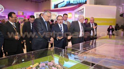وزير الاتصالات ووزير التنمية المحلية يتفقدان معرض «كايرو أي سى تى»