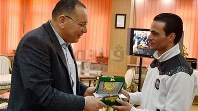 محافظ الشرقية يكرم محمد عبد الرحمن بطل حادث قطار محطة مصر