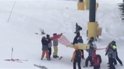 تعاون أطفال لإنقاذ طفل يسقط من مصعد تزلج (فيديو)