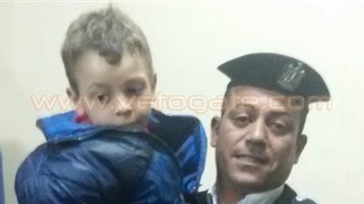 شرطة النقل تنقذ طفلًا من الموت المحقق أسفل عجلات مترو الأنفاق