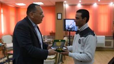 محافظ الشرقية لـ«بطل إنقاذ مصابي محطة مصر»: ربنا يجعله في ميزان حسناتك (فيديو)