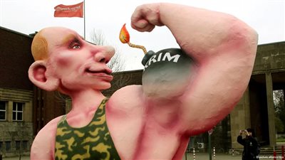 كرنفال دوسلدورف: بوتين يستعرض عضلاته على حساب أوربا