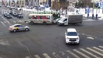 لقطات مروعة لخروج فتاة من زجاج حافلة تعرضت لحادث (فيديو)