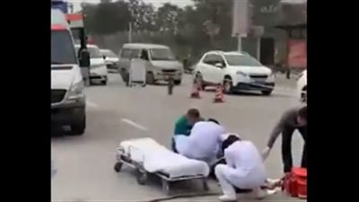 رجل يهاجم زوجته بساطور في شارع بالصين (فيديو)