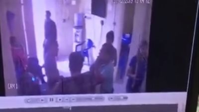 سرعة بديهة رجل أمن تنقذ متجرا من السرقة (فيديو)