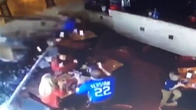 امرأة تقتحم متجرا للبيتزا بسيارتها (فيديو)