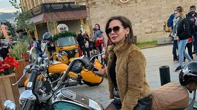 إيمان العاصي تنشر صورة بـ«جيب قصير».. والجمهور: «لبسك بقى أوفر»