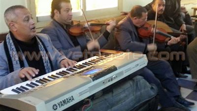 عرض تخت شرقي لفرقة الموسيقى العربية في نادي المسنين بالمنيا