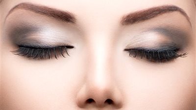 8 خطوات لتكبير العيون الضيقة بالمكياج