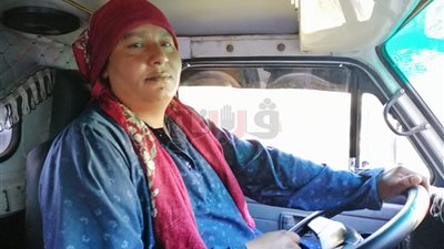 الأسطى فايزة حلوسة ست بـ«100 راجل».. أول سائقة نصف نقل بكفر الشيخ.. تنقلت بين النطرون وحلايب للشرقية وطنطا.. بدأت العمل في سن 11 عاما.. «فاتها قطر الزواج» لتزويج أخواتها