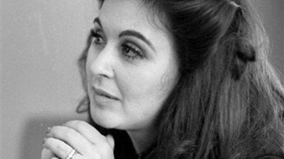 محافظ جنوب سيناء يضع تمثالا لسعاد حسني من البرونز بشرم الشيخ