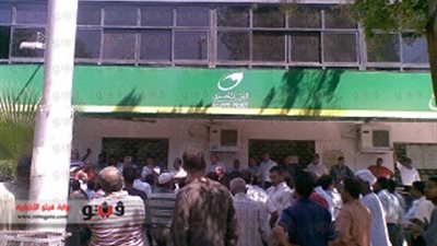 بالصور..عاملو بريد قنا يواصلون الإضراب للمطالبة بتطبيق الحد الأدنى