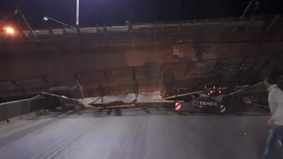 هيئة الطرق تدفع بالمعدات الثقيلة لرفع آثار انهيار كوبري المشاة بالطريق الزراعي