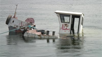بالصور.. عشم العطشانين في «مية نضيفة».. تغير خواص المياه في سوهاج.. العثور على بقعة زيت بنجع حمادي.. ورعب بين سكان قنا بسبب 500 طن فوسفات.. والكلور ومياه الصرف يسممان 379 حالة بالشرقية