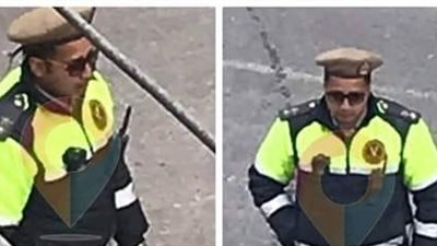 ضابط مرور يحمل طفلين من ذوي الإعاقة لتوصيلهما لمنزلهما بطنطا