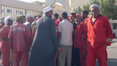 إضراب عمال النظافة بمستشفى المنيا الجامعي للمطالبة بالتعيين