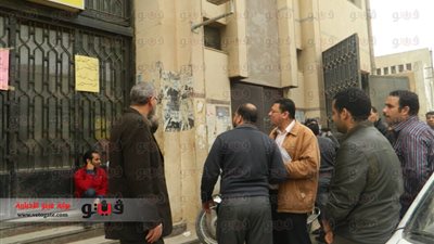 بالصور.. استمرار إضراب موظفي البريد بأسيوط