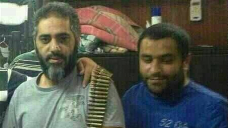 فضل شاكر يحمل السلاح
