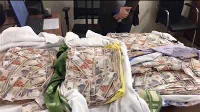 ضبط راكب حاول تهريب مليون و160 ألف جنيه بمطار القاهرة