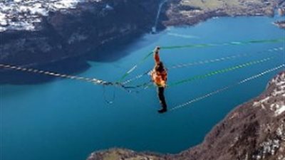 مغامر يخاطر بتجربة غريبة على ارتفاع 900 متر (فيديو وصور)