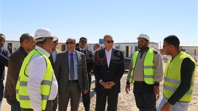 محافظ قنا ورئيس هيئة التنمية الصناعية يتفقدان مجمع الصناعات الصغيرة