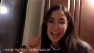 أصغر نائبة أمريكية تكسر جمود السياسة بالطهي والرقص (صور)