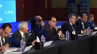 رئيس الوزراء يلتقي رؤساء اتحادات الغرف التجارية بـ 76 دولة (فيديو)