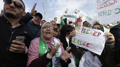 الآلاف يتظاهرون في فرنسا ضد ترشح بوتفليقة لولاية رئاسية خامسة (صور)