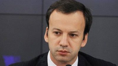 نائب رئيس وزراء روسيا يصل مطار القاهرة للتحضير لزيارة «بوتين»