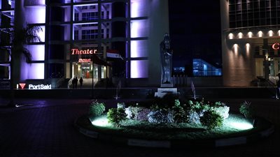 أشرف عبد الباقي كامل العدد في أولى ليالي مسرحية «كلها غلط» ببورسعيد