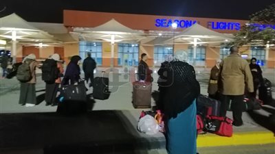 وصول أول أفواج المعتمرين الفلسطينيين لمطار القاهرة (صور)