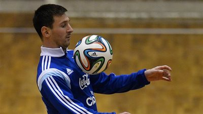 بالفيديو.. ميسي يثير جنون عشاقه في رومانيا