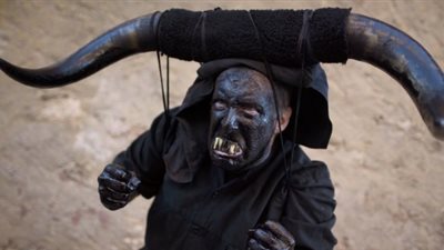 «الشياطين» تتجول في شوارع لوزون الإسبانية (فيديو)