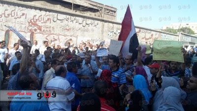 بالفيديو والصور ...مسيرة لعمال 