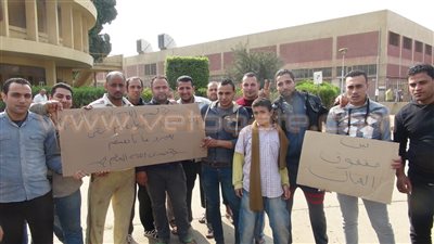 بالصور.. الإضرابات تهدد عرش محافظ المنوفية.. اعتصام عمال شبين الكوم للغزل.. وأصحاب شقق الإسكان يضربون عن الطعام.. وممرضو مستشفى شبين الكوم يطالبون بالتعيين.. والمسئولون يواجهون الأزمة بـ«المسكنات