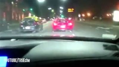 بالفيديو.. لحظة اندلاع النيران في سيارة فيراري أثناء سيرها في الشارع