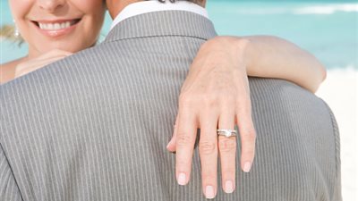 أغرب ما قيل في الزواج.. يعيش أطول من يقبل زوجته صباحا